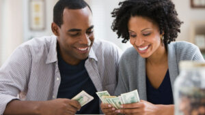 pareja contando dinero
